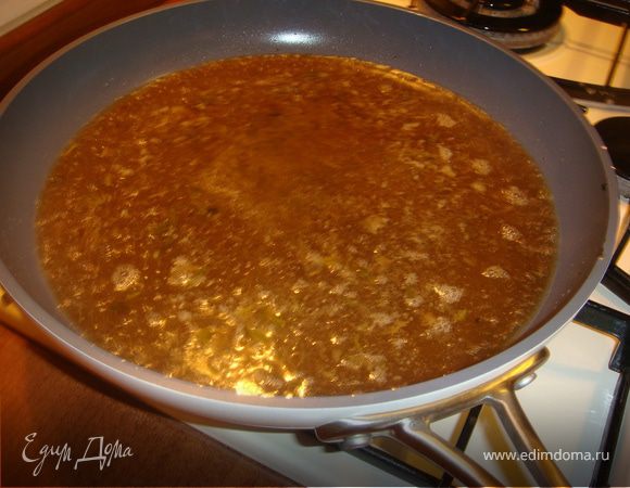 Тем временем, перелить сок в сковороду, добавить вино, сок половины лимона, при необходимости посолить и уварить до половины объема. 