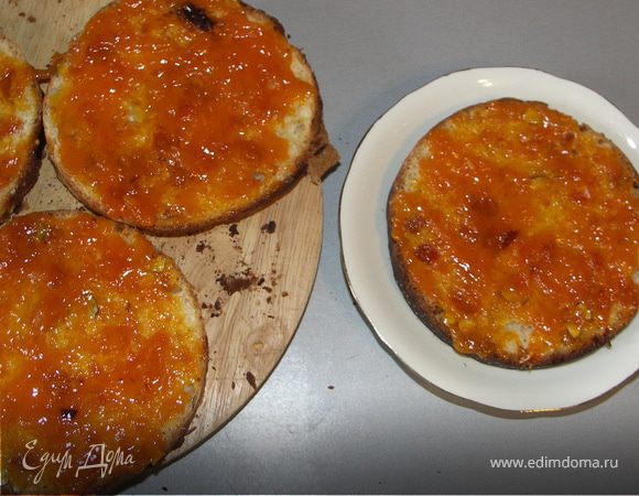 Обмазать каждый слой курагой.