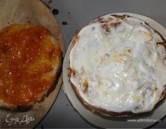 Собрать тортик.Смазывая творожено-сметанным кремом каждый слой и накрывая следующим коржиком смазанной стороной вниз.Потом курага,крем и следующий слой.