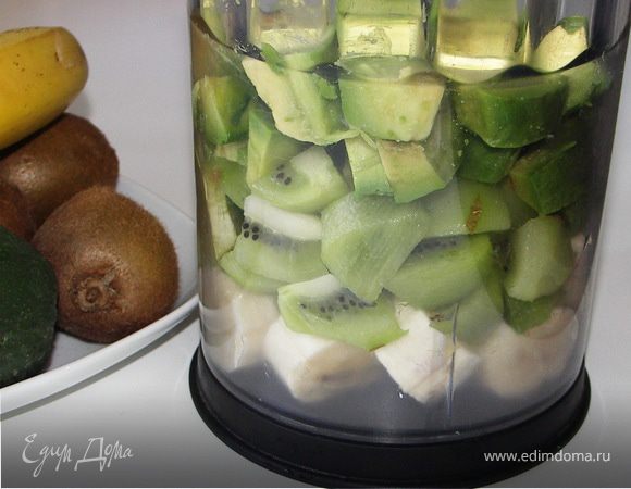 Фрукты почистить,порезать.Добавить сливки и измельчить в блендере.Если вместо сливок Вы возьмёте йогурт,то добавьте его после измельчения фруктов.Фисташки почистить.Тщательно потереть между лодонями очищая от соли и шкурки.Крупно порубить.