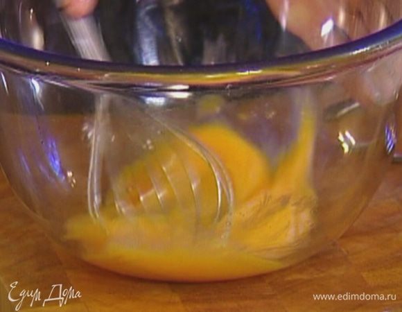 Яйца взбить венчиком.