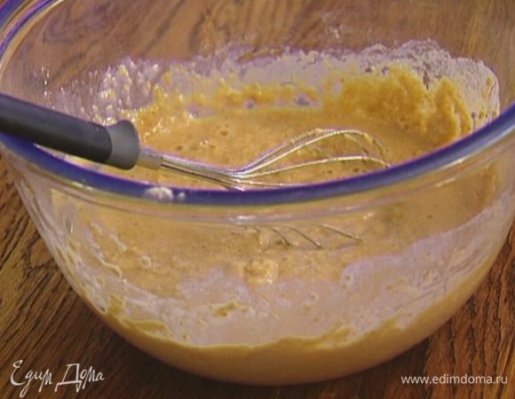  Всыпать муку с разрыхлителем, перемешать и поставить в теплое место.