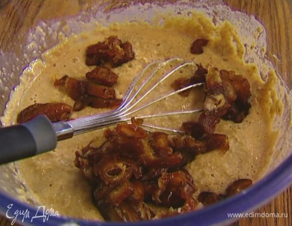 Финики порезать и добавить в тесто. 