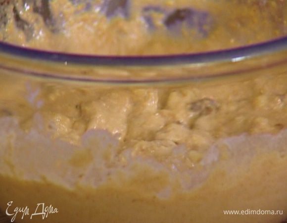 Бананы почистить, размять вилкой, выложить в тесто, перемешать.