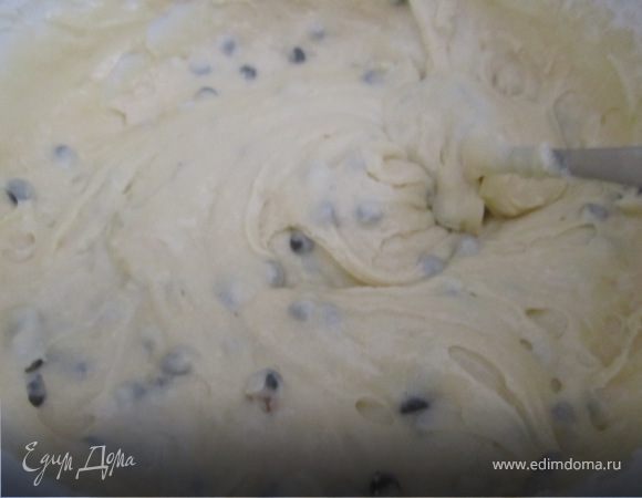 Добавить муку к яичной массе. Хорошо перемешать.
Добавить сметану.Перемешать.
Добавить кусочки шоколада.