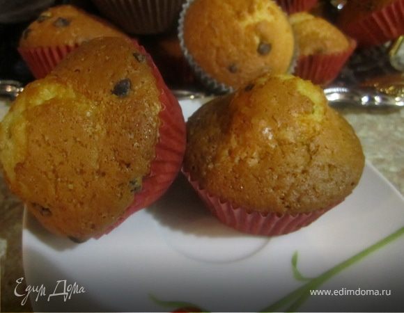 Духовку разогреть до 180 гр.
Тесто выложить в смазаную форму(если есть бумажные формочки, то тогда смазывать не нужно).
Выпекать 15-25 минут, до золотистого цвета.