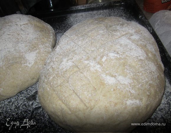 Тесто вымесить, разделить на две части и сформировать хлеб.
Сверхе посыпать ржаной мукой и дать постояти 20-30 минут. 