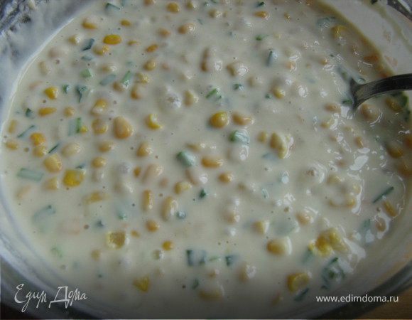 Яйцо взбить с сахаром и солью,влить пол стакана молока,взбить венчиком,добавить муку с разрыхлителем,мешать что бы не было комочков,добавить остальное молоко,и хорошо размешать тесто,оно должно быть жиже чем на оладьи,но гуще чем но блины,добавить в тесто раст.масло,мелко нарезанный зелёный лук и кукурузу(жидость предварительно слить),всё хорошенечко размешать.