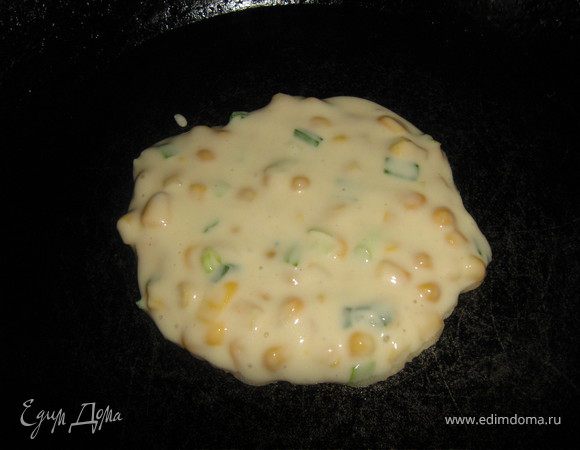 Разогреть сковородку,мазать маслом(смазываем только один раз,дальше не нужно),ложкой выкладывать тесто,раз равнять и выпекать блинчики с двух сторон до румянца.