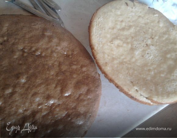 Взбить яйца с сахаром, добавить сметану, влить растопленное сливочное масло, вмешать муку с разрыхлителем (если тесто густовато, то разбавьте жидкостью - молоком, сметаной, водой). Разделить тесто на две части, в одну из которых добавить какао. Испечь два коржа и остудить. У меня форма 26 см, но лучше, если форма будет поменьше, так как коржи у меня получились тонковаты и удалось вдоль разрезать только один - коричневый.