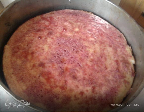 Достаем замороженные вишни, засыпаем из сахаром, добавляем корицу и провариваем до мягкости около 5-7 мин. Вишни откинуть на сито, а в образовавшийся сироп (лучше использовать не весь, а где-то половину) добавить коньяк (можно не добавлять). Сиропом смазать все 4 коржа (у меня 3, но можно и не разрезать, тогда 2).