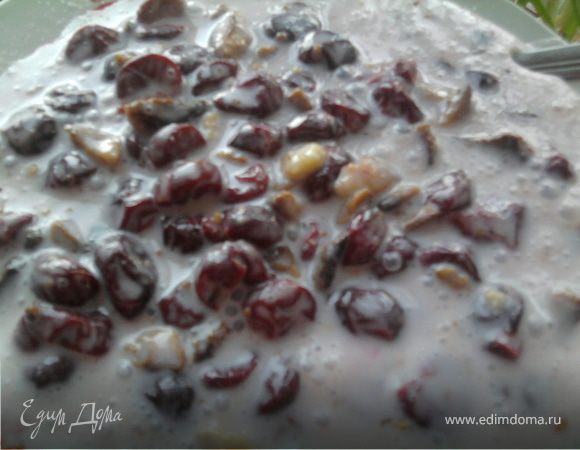 Сметану сбить с сахаром и всыпать в нее вишни. Можно еще добавить орехи или бисквитную крошку.