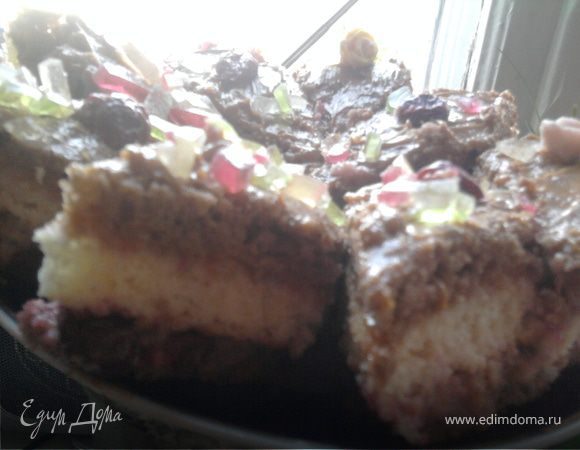 У меня получилось так - нижний корж (половина коричневого) с вишневым кремом, сверху белый корж, смазанный кремом из вареной сгущенки с маслом, сверху вторая половина коричневого коржа и снова сгущенка. Но я поняла, что крем с вишнями лучше где-то в середину поместить.