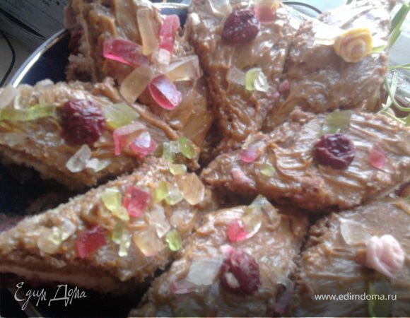 Так как это фантазия, то можно пофантазировать с кремом - хорошо вишня с шоколадом (классика!), а еще лучше было бы, если бы у меня хватило сметаны на весь торт, тогда он был бы менее сладкий, но с такой приятной кислинкой! В общем, теперь включайте свою фантазию и вперед!