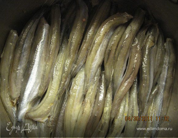 Для начала , рыбку помыть ,избавить от голов и кишок. Плотненько уложить ( спинка к спинке ) в кастрюлю с толстым дном.