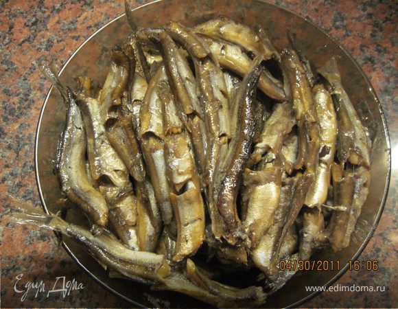 Поставить на медленный огонь и забыть про приготовление на минут 40 .
После окончания приготовления я рыбку не беспокою . Пусть остынет . Затем полученный результат не подведет.