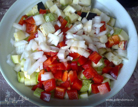 Перцы очистить от семян, лук и чеснок очистить. Все овощи (кроме черри и чеснока), нарезать средними кубиками.
