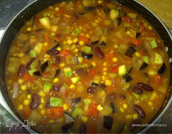 Порциями обжарить в сковороде в небольшом количестве масла на сильном огне, помешивая, по 2–3 мин. Готовые овощи выложить в миску. Затем измельчить чеснок, всыпать в сковороду вместе с зирой, сушеными орегано и чили, готовить 30 сек., добавить черри и консервированные томаты вместе с соком, довести до кипения, варить 2 мин., положить готовые овощи. Туда же добавить кукурузу и всю фасоль, слив предварительно из банок жидкость. Залить овощную смесь кипящим бульоном(или горячей водой), приправить солью и перцем и дать закипеть.