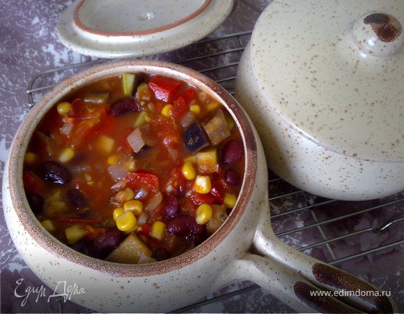 Выложить в огнеупорную форму (или порционные формы), плотно закрыть форму фольгой (или крышками) и поставить в разогретую до 180 °С духовку на 50 мин. 