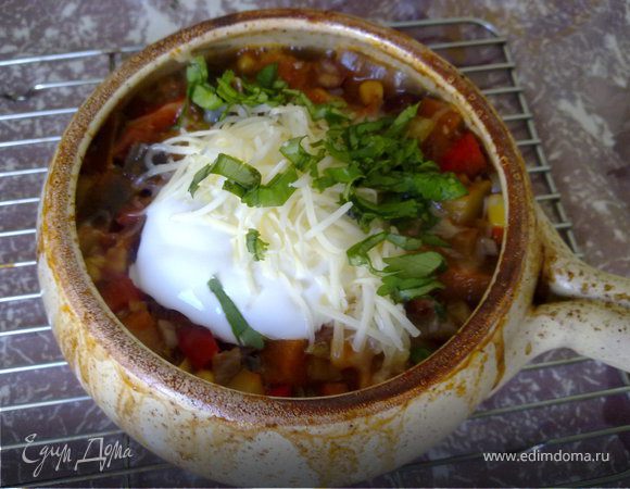 Подавать очень горячим со сметаной, натертым чеддером и измельченной кинзой. 