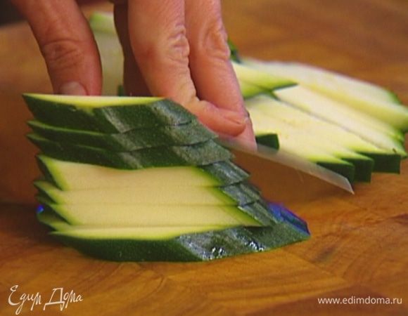 Цукини нарезать небольшими брусками.