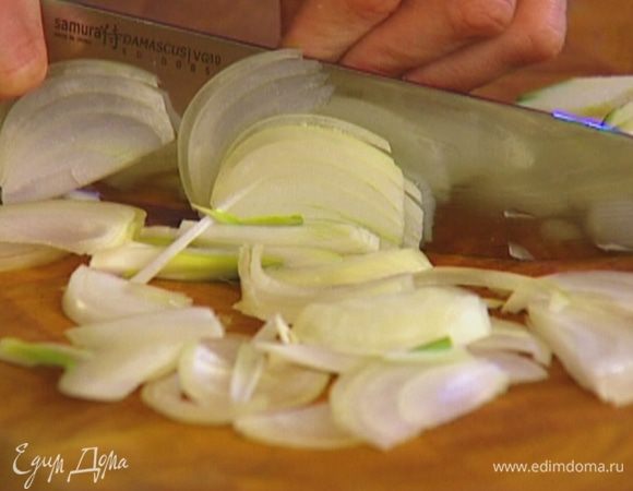 Луковицу почистить и порезать полукольцами.