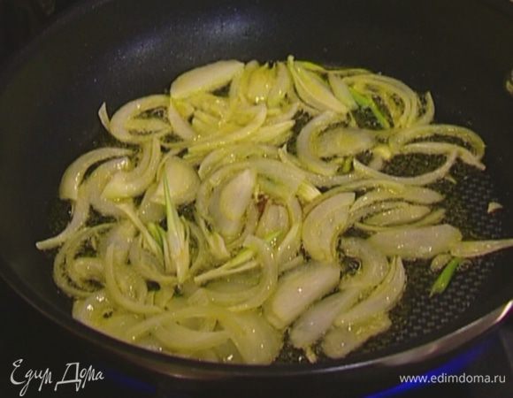 Разогреть в сковороде 1 ст. ложку оливкового масла и обжарить лук.