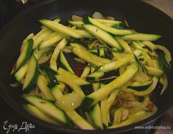 Добавить цукини и обжаривать еще несколько минут.