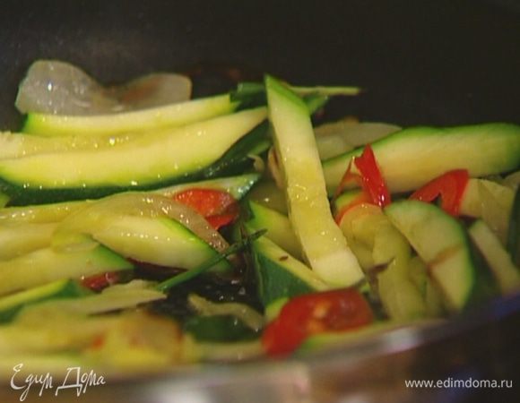 Добавить листья розмарина, чили, посолить и перемешать.
