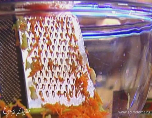 Морковь почистить и натереть на мелкой терке.