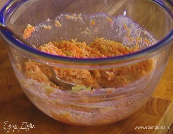 Соединить яблоко с морковью, добавить яйцо, манную крупу, сахар, разрыхлитель, кефир и перемешать.