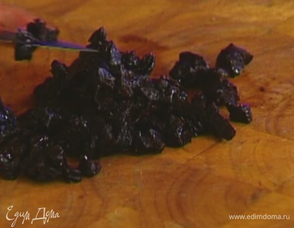 Чернослив мелко нарезать и добавить в тесто.