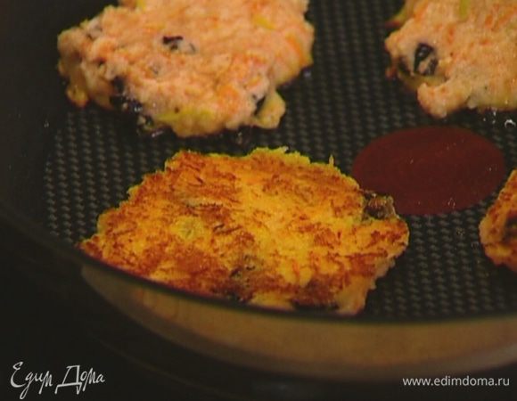 Разогреть в тяжелой сковороде оливковое масло, выкладывать ложкой оладьи и обжаривать с двух сторон.