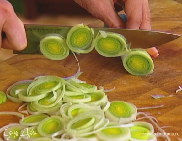 Светлую часть лука-порея нарезать кольцами.