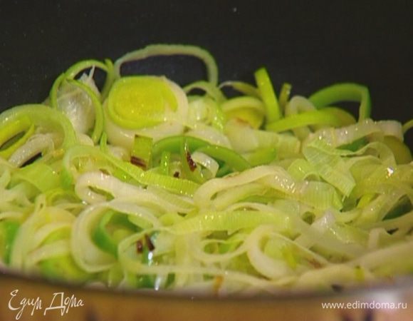 Разогреть в сковороде 1 ст. ложку оливкового масла и слегка прогреть лук. 