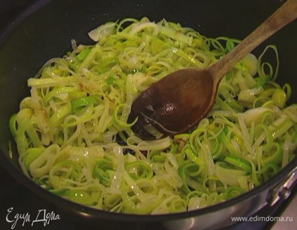 Добавить сливочное масло и, помешивая, обжаривать лук-порей до золотистого цвета.