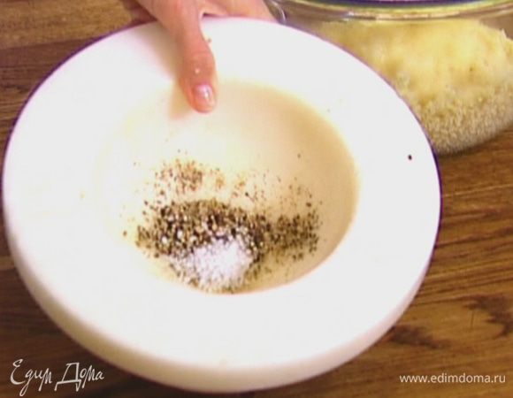 Кориандр, соль и перец растереть в ступке.