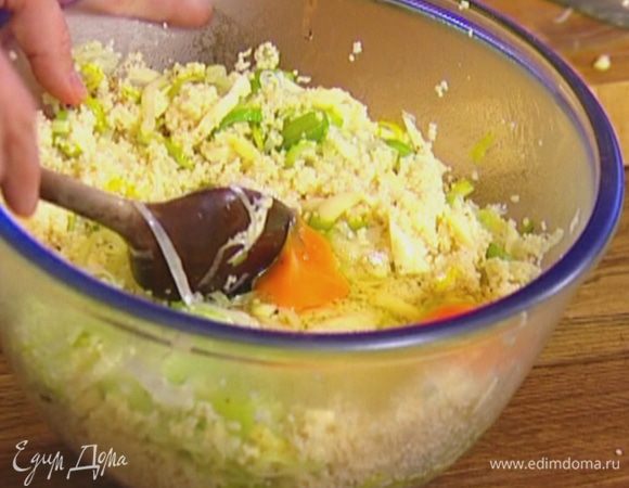 Добавить натертый сыр, яйца и еще раз перемешать.