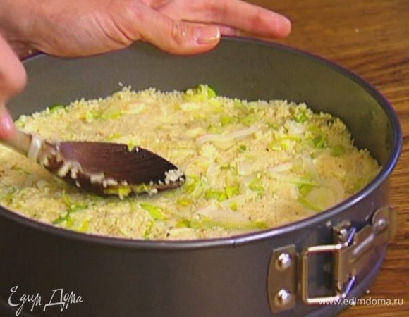 Форму для выпечки смазать оставшимся оливковым маслом, выложить тесто, равномерно распределить его, уплотнить и отправить в разогретую духовку на 20 минут.