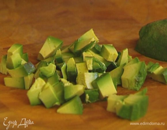 Авокадо почистить и, удалив косточку, нарезать кубиками, затем сбрызнуть соком лайма.