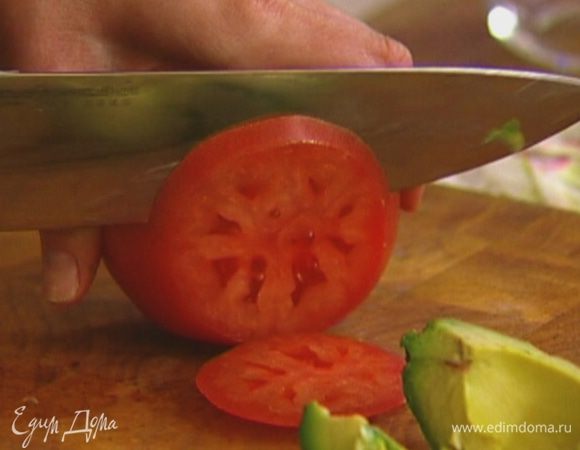 Помидор порезать кружками.