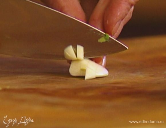 Чеснок почистить и крупно нарезать. 