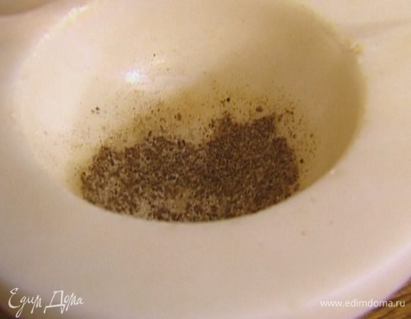 Тмин, соль и перец растереть в ступке. 