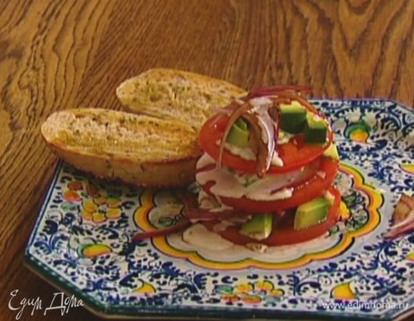 Булочку разрезать вдоль пополам, поджарить в тостере, затем слегка сбрызнуть оливковым маслом и подавать с башенкой из овощей.