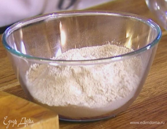 Всю муку перемешать с содой и разрыхлителем.