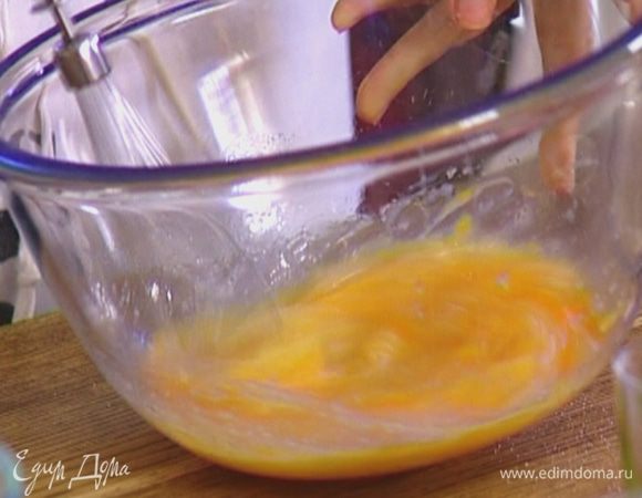 Яйца с сахаром взбить миксером. 