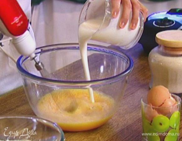 Не прекращая взбивать, влить кефир, затем растопленное сливочное масло, посолить и еще немного взбить. 