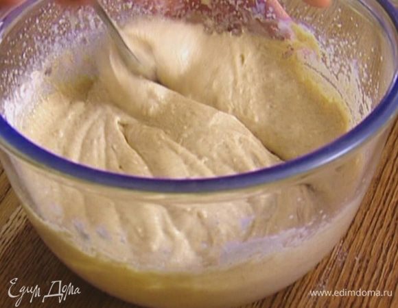 Добавить муку с разрыхлителем, вымешать ложкой.