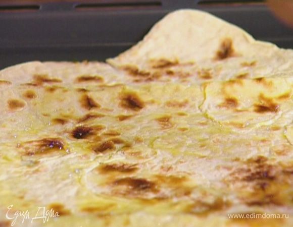 Лаваш выложить на противень, смазать его половиной оливкового масла.