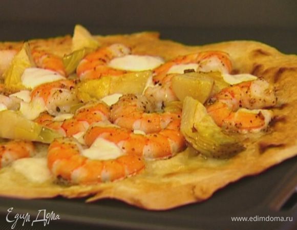 Выложить на лаваш креветки, артишоки, слегка размятые шарики моцареллы, сбрызнуть все оливковым маслом и отправить противень на 10 минут в разогретую духовку.